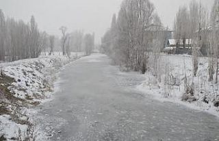 Muş’ta Karasu Nehri dondu