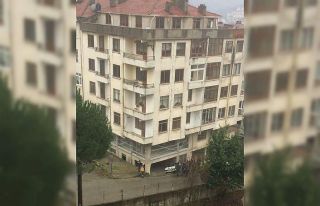 Otomobil apartman boşluğuna uçtu