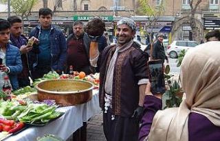 Sokakta çiğ köfte şöleni