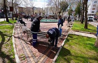 Adıyaman’da banklar sökülüyor