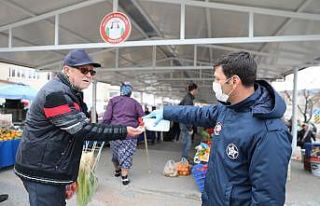 Zabıtadan vatandaşlara dezenfektan jel