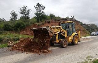 Belde girişini toprakla kapattılar