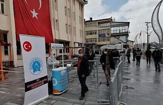 Hakkari belediyesi maske dağıttı