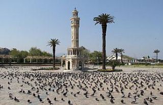 İzmir’de meydanlar güvercinlere kaldı