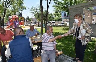 Başkan Erdem maske dağıttı