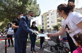 Başkan Öz’den çocuklara hediye