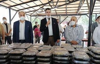 Cem Evi’nde aşure dağıtıldı