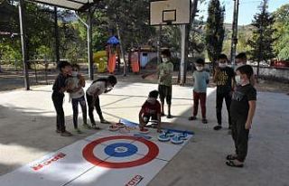 Köyde çocuklar curling oynadı