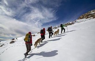 Kangallar, dağcılarla zirve yaptı