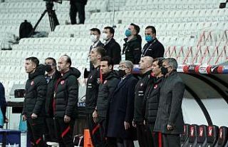 Şenol Güneş temastan kaçamadı!