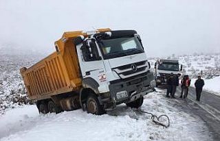 Kara saplanan kamyon kurtarıldı