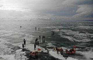 Çıldır Gölü’nde buzlarla vals