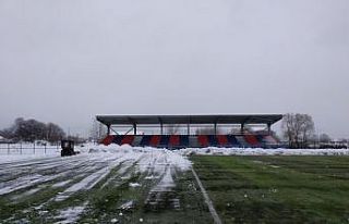 Futbol sahası kardan temizlendi