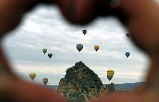 Kapadokya’da gökyüzü balonlarla renklendi