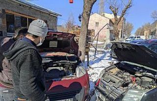 Kars’ta araçlar dondu, çalışmadı