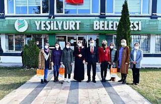 Yeşilyurt’da kadın personele çiçek