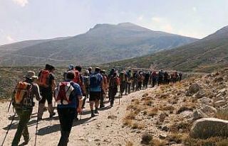 Dağcılar Uludağ’ın zirvesine çıktı