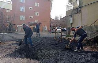 Hakkari’de yol asfaltlama çalışması