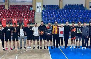 Gençlerle basket oynadılar