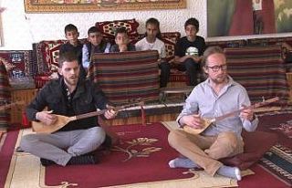 Bağlama aşığı iki Amerikalı