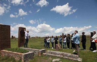 Giresunlu öğrenciler Ahlat’ı gezdi