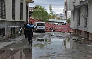 Kars’ta fırtına çatıları uçurdu