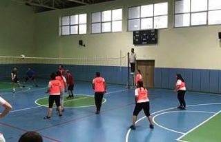 Voleybol turnuvasında ter döktüler