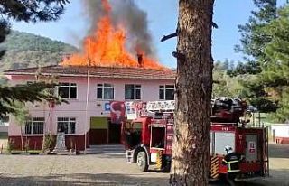 Öğrenciler dersteyken yangına yakalandı