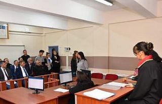 Vali öğrencilerin mahkemesine katıldı