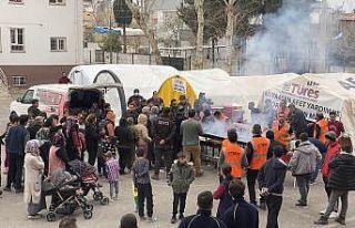 Adıyaman’da depremzedelere kebap dağıtıldı