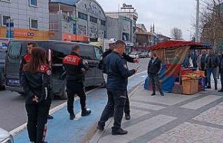 Cadde ortasında bıçaklandı