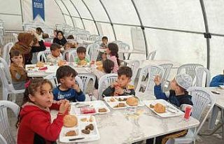 Küçük depremzedelere erken iftar