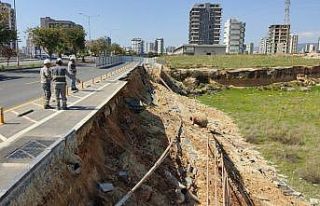 Mersin’de bisiklet yolu çöktü