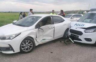 Polis aracıyla otomobil çarpıştı