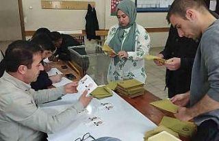 Hakkari’de sandıklar kapandı