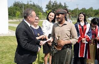 Misafir öğrencilerin mezuniyet coşkusu