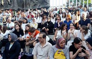 Sahne, ‘adam olacak’ çocukların