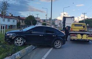 Tır, otomobili refüje sürükledi