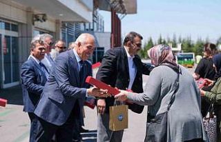 Gurbetçi vatandaşlar güllerle karşılandı