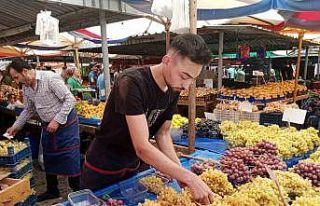 Pazar tezgahları üzümle süslendi