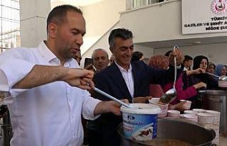 Şehitler için aşure dağıtıldı