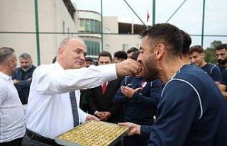 Başkan Özlü’den futbolculara baklava