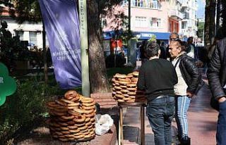 Mitingin kazananı simitçiler oldu