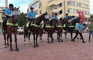 Atlı polisler Tavşanlı sokaklarında