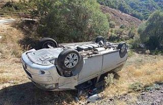 Tunceli’de otomobil ters döndü