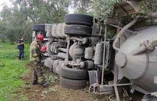 Çimento yüklü tanker devrildi