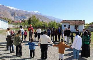 Üniversite öğrencileri çocukları sevindirdi