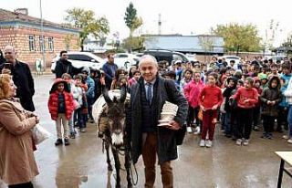 İmza gününe eşekle geldi