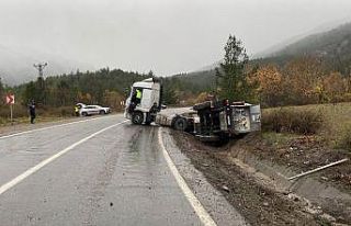 Karabük’te azot tankeri devrildi