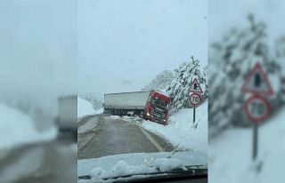 Kayan tır yolu kapattı